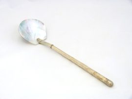 Cuchara de Servir de Nácar y Metal