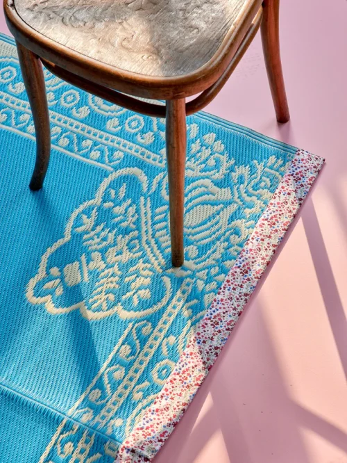 Alfombra Plástico Reciclado – Azul con Estampado Blanco - Imagen 2